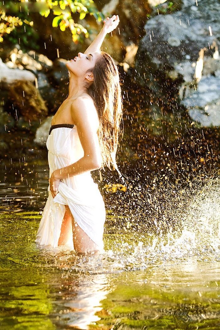 Marie Avgeropoulos in Medellín