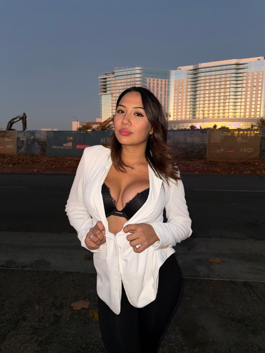 Take a pause and enjoy Ali Cruz — streaming from Medellín