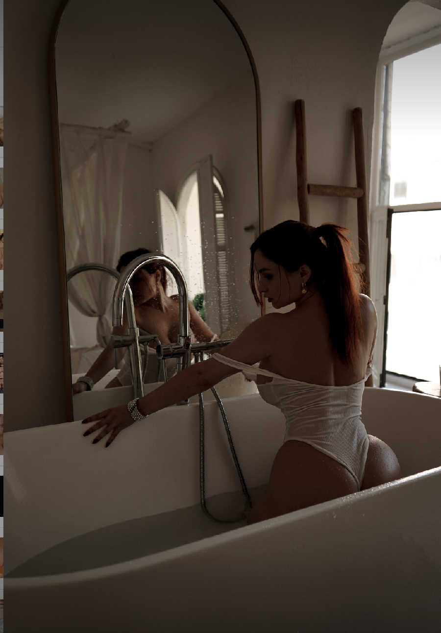 A playful frame from Miranda Faith nude — online in Medellín