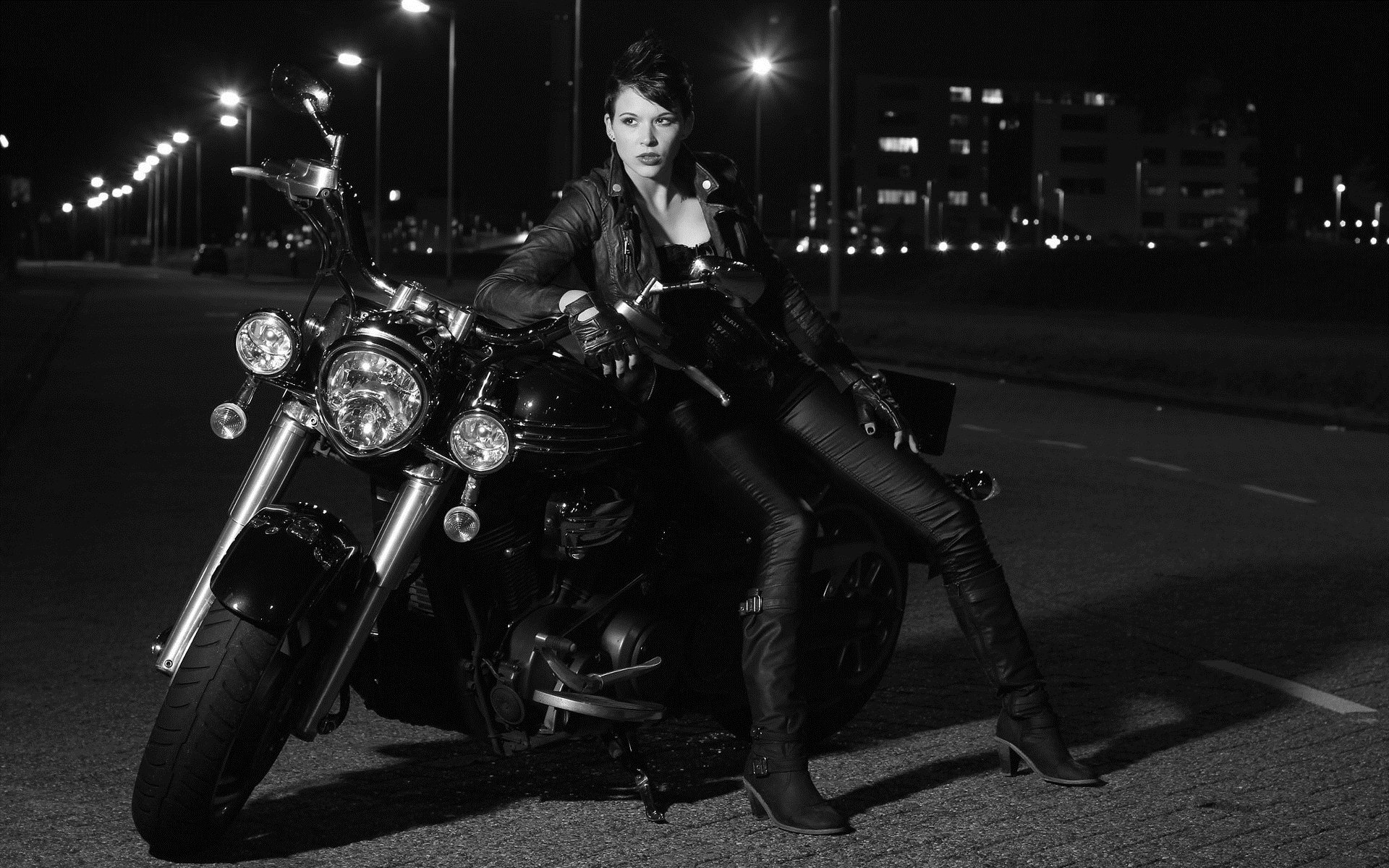 Photo Beautiful girls and motorcycles in Medellín