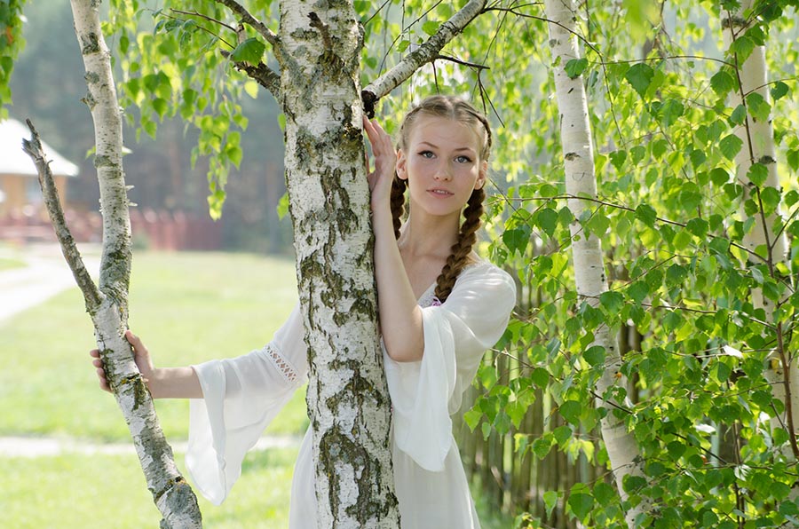 Women in Slavic costumes in Medellín