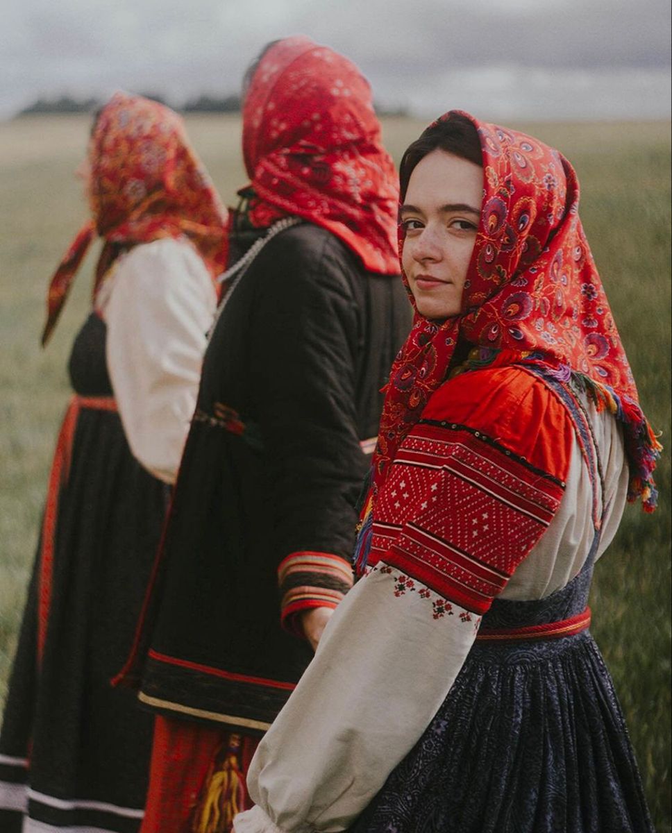 Women in Slavic costumes in Medellín