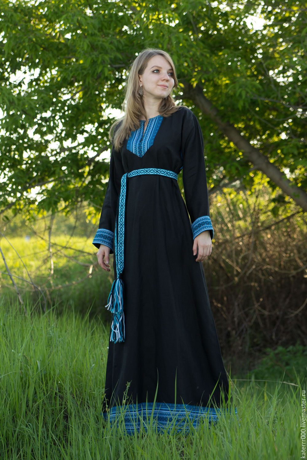 Women in Slavic costumes in Medellín