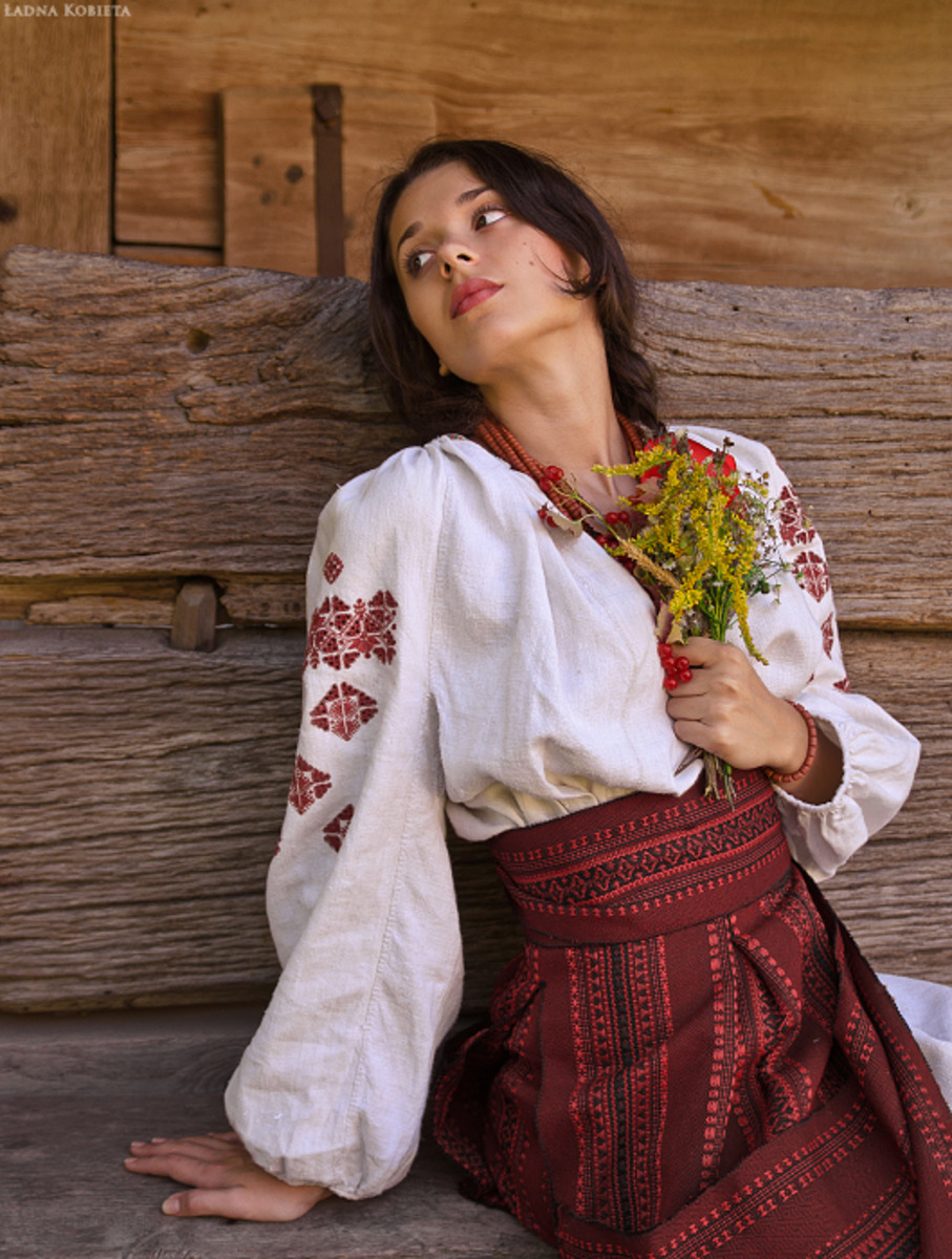 Girls in Slavic costumes in Medellín