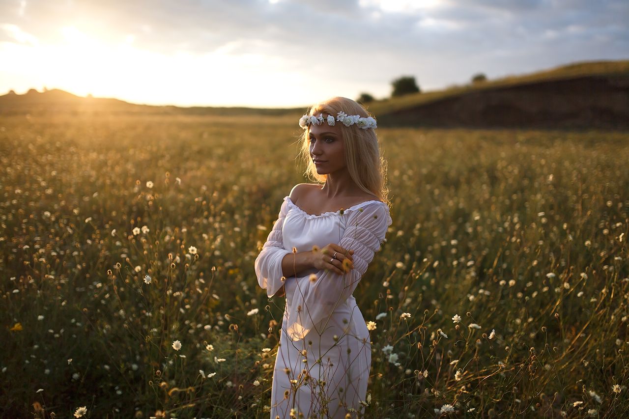 Girls in Slavic costumes in Medellín